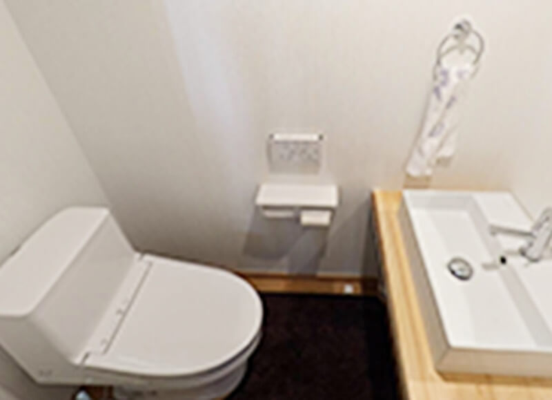 清潔な洋式トイレと洗面所