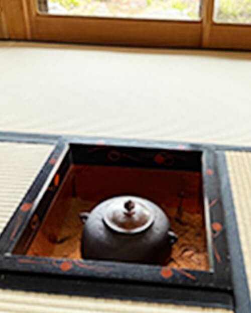 和室の一角に設けられた茶釜の炉