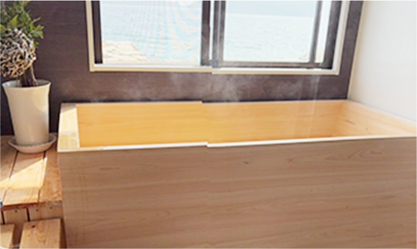 海を望む窓辺に設けられた檜風呂の内湯