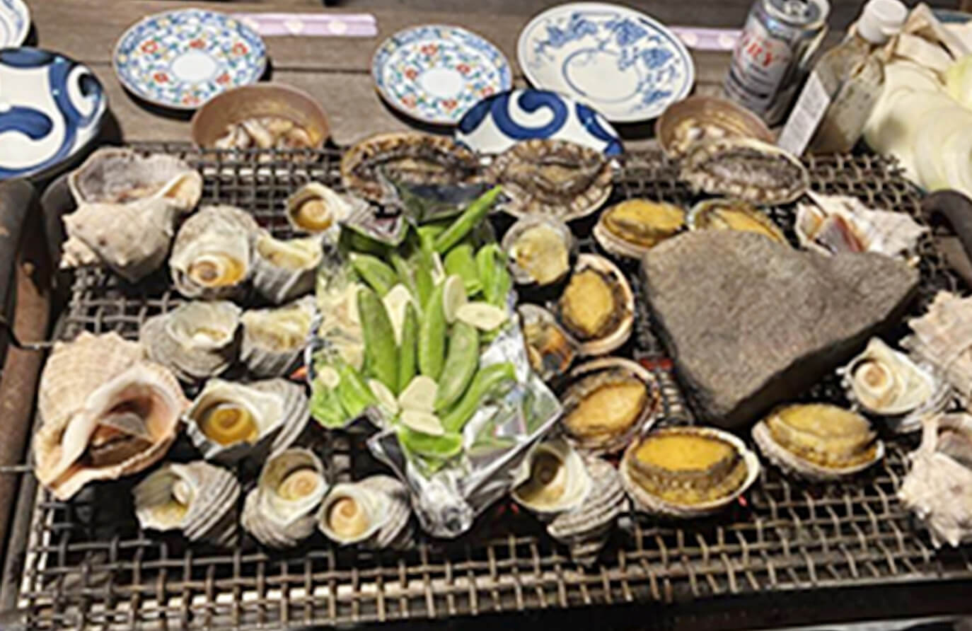 貝や野菜が香ばしく焼かれているバーベキューグリル